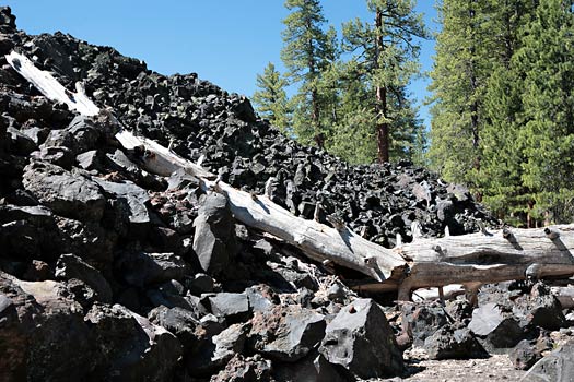 拉森火山國家公園 (Lassen Volcanic National Park) 
Fantastic Lava Beds from trail