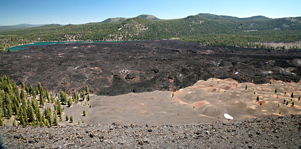 拉森火山國家公園 (Lassen Volcanic National Park) 
Overlooking Painted Sand Dunes, Fantastic Lava Beds and Butte Lake