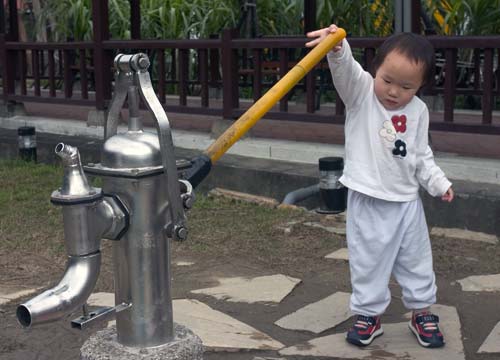 用古老幫浦汲水