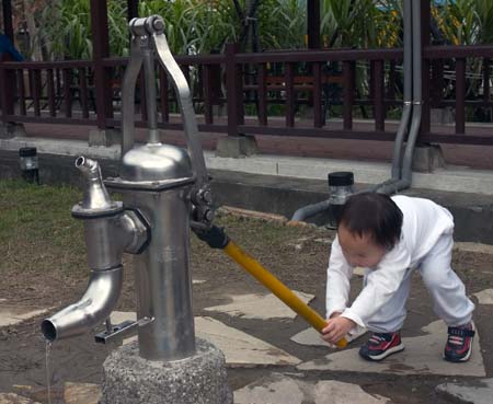 用古老幫浦汲水