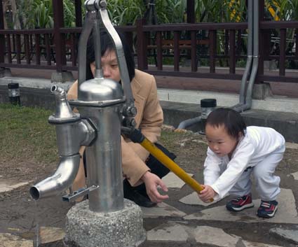 用古老幫浦汲水