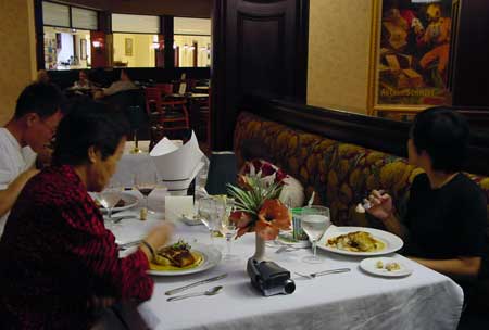 在旅館吃吃晚玩