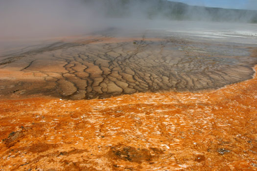 中途噴泉凹地 (Midway Geyser Basin)
